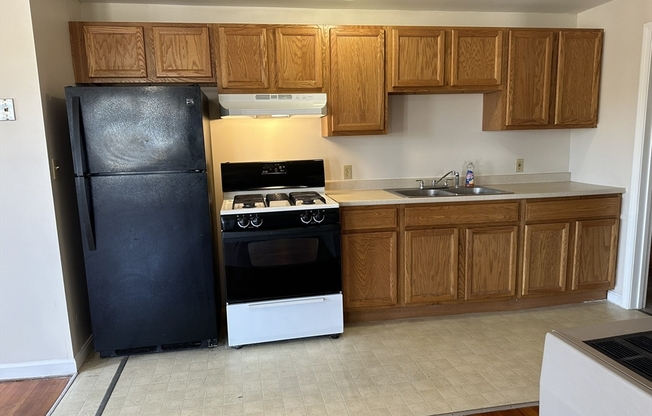 3 beds, 1 bath, 912 sqft, $1,800, Unit 5