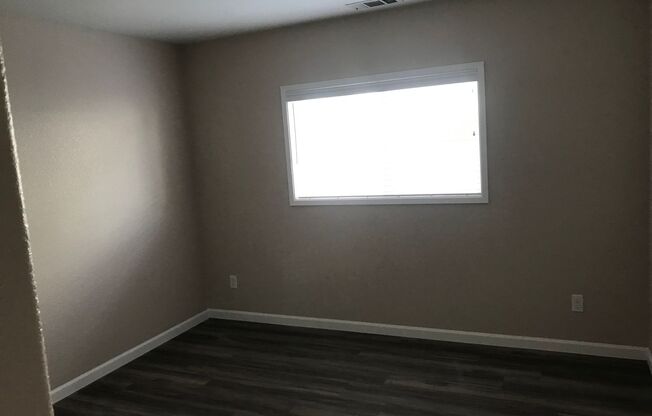 2 Bedroom 1 Bathroom Apartment with Laundry Hook-ups & 1 Car Garage