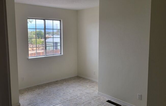 North valley 3 bedroom 2/BA 1245/sf 1/CG 2/story Thownhouse Move-in Special