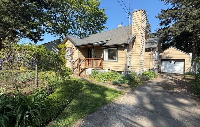 Country Charm Meets City Convenience – 4 Bedroom Farmhouse Retreat in SE Portland