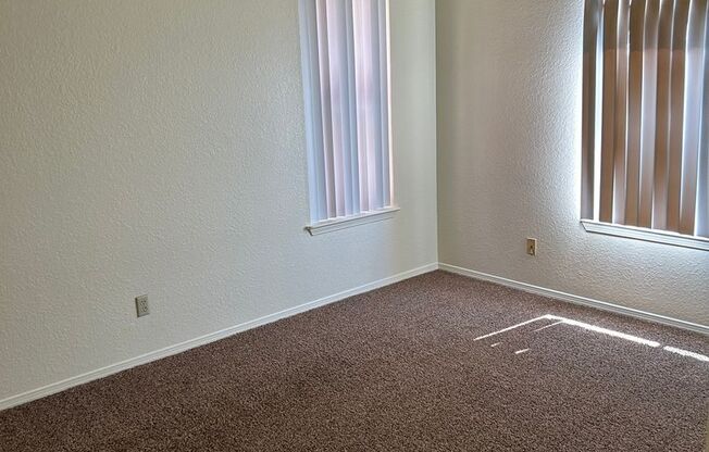 2 beds, 1 bath, 861 sqft, $970, Unit 39