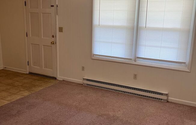 1 bed, 1 bath, 500 sqft, $1,130, Unit R-2