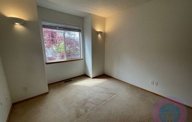 Sunnyside Townhome Close to Restaurants  & Shopping !  Central AC  & Pet Friendly !