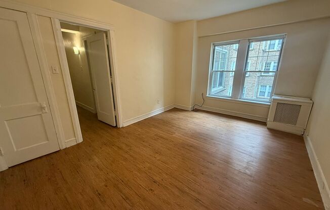 1 bed, 1 bath, 769 sqft, $1,475, Unit Old King Edward 44