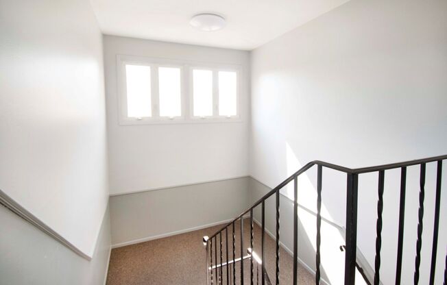 2 beds, 1 bath, 860 sqft, $1,310, Unit 842-105