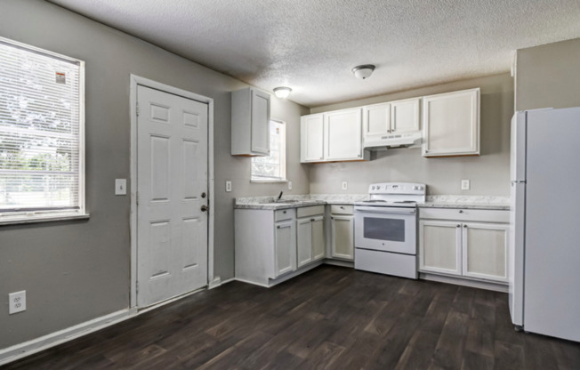 3 beds, 1 bath, $1,200, Unit 10A