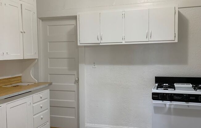 2 beds, 1 bath, 1,400 sqft, $995