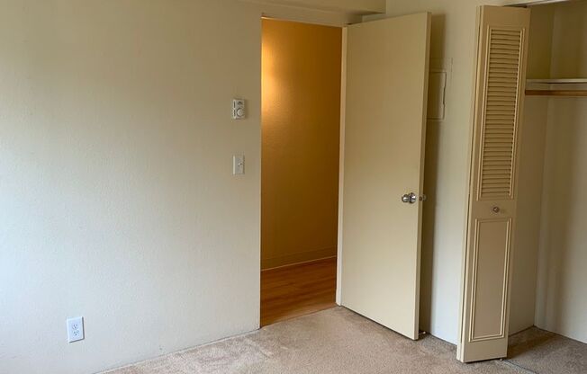 2 beds, 1.5 baths, 940 sqft, $1,705, Unit 0142