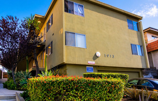 1913 11th St - TWO bedrooms AVAILABALE !