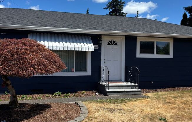 Single level 3 bedroom- Huge yard!