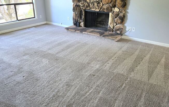 Large 10k ft Lot! 3 br 2 bth, 2 family rooms, grassy backyard~