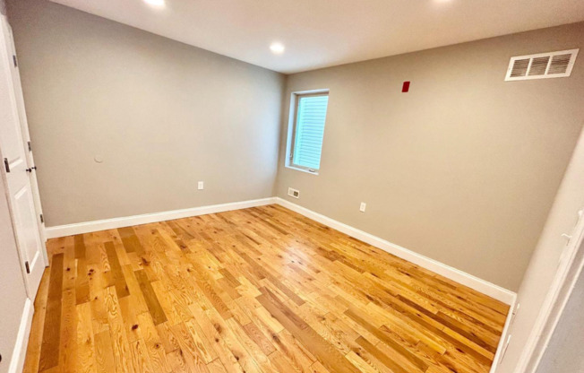 2 beds, 1 bath, $1,600