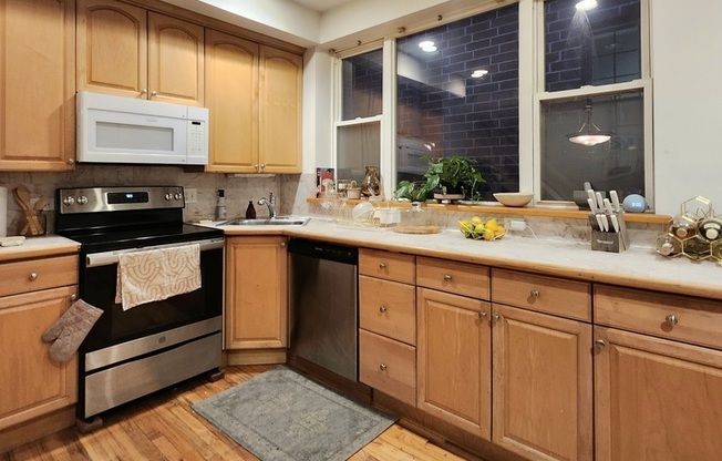 1119 W 17 ST
