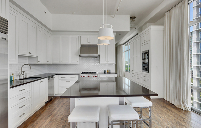800 W 5th St