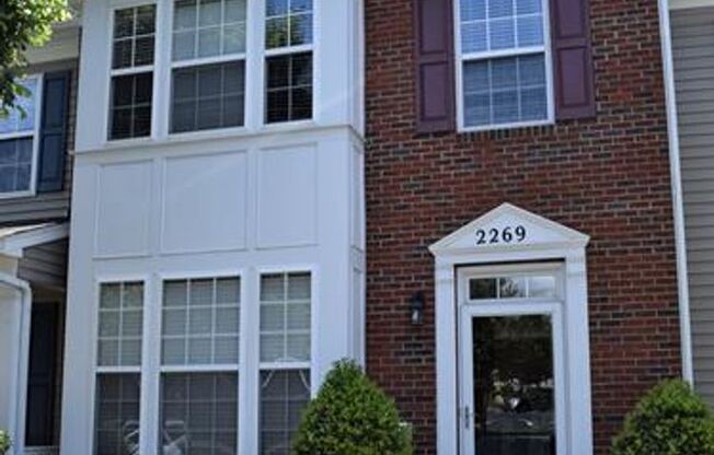 Beautiful Townhome - Great Location