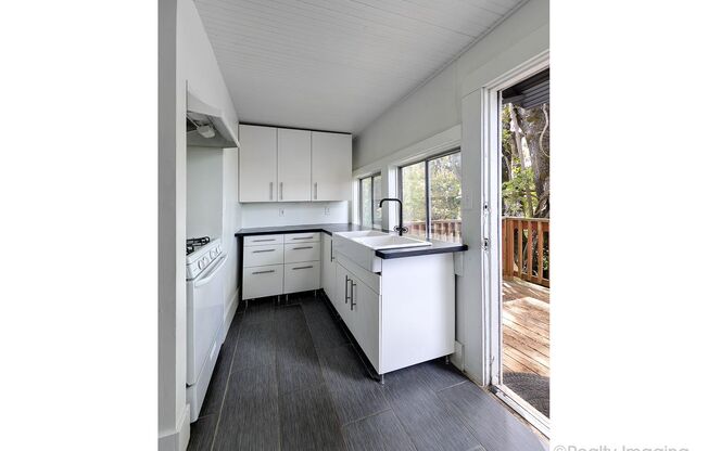 6015-6017 SE 99th Ave