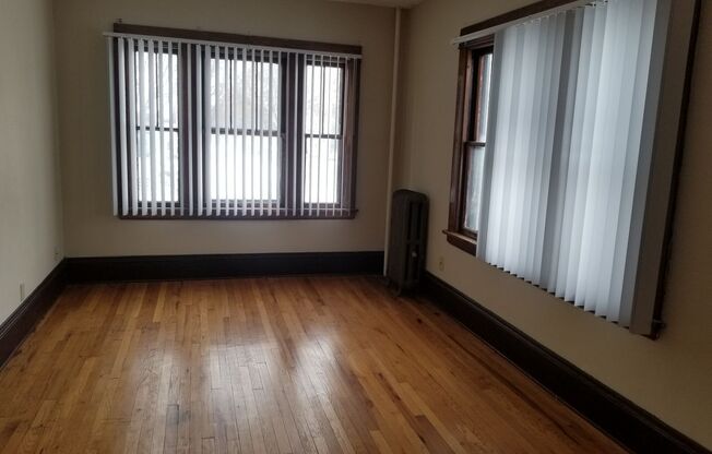 Classic Vintage apartments in Fantastic Midway location