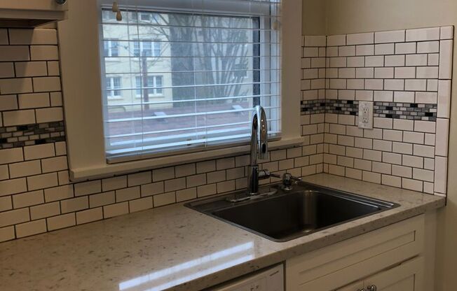 Studio, 1 bath, 300 sqft, $1,170, Unit 21