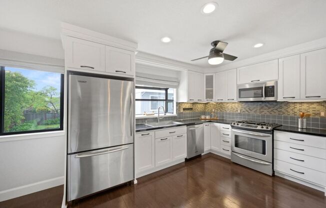 Immaculate 3 Bedroom 2.5 Bath Condominium in Great Campbell Location- White Oaks