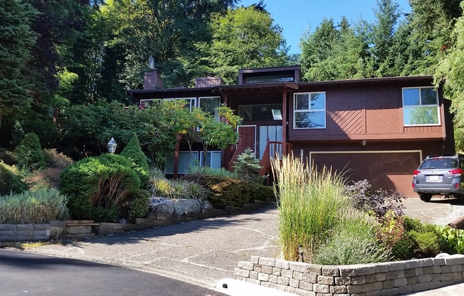 GEM in Somerset Bellevue, 4 beds/3 Baths with daylight basement with beautiful view