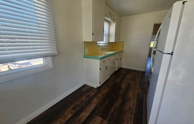 2 beds, 1 bath, $2,395, Unit 185 1/2