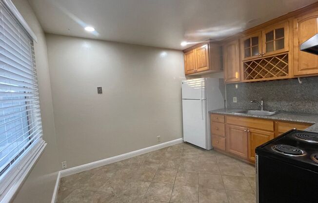 2 beds, 1 bath, 700 sqft, $2,495, Unit 4