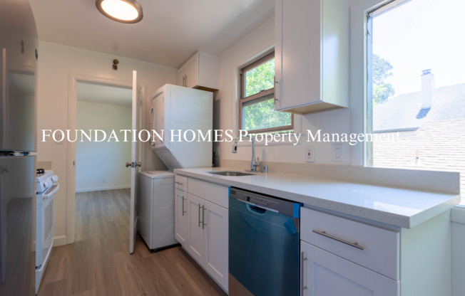 Bright & Spacious 2BD/1BA Upper-Level Duplex in Gerstle Park! FOUNDATION