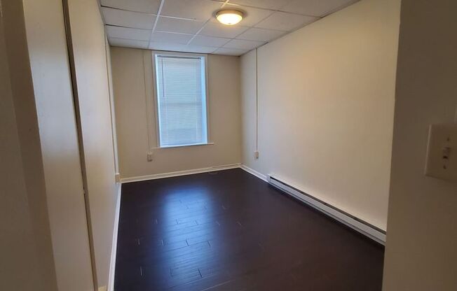 2 beds, 1 bath, $1,050, Unit 3