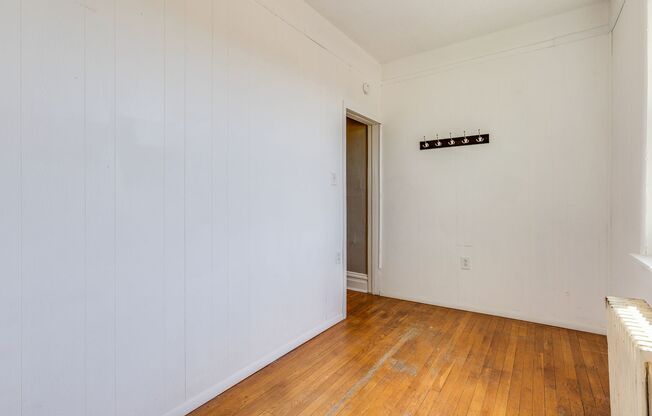 2 beds, 1 bath, $1,300, Unit Apt 2 (Top)