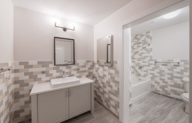 Studio, 1 bath, 1,086 sqft, $1,900, Unit 124