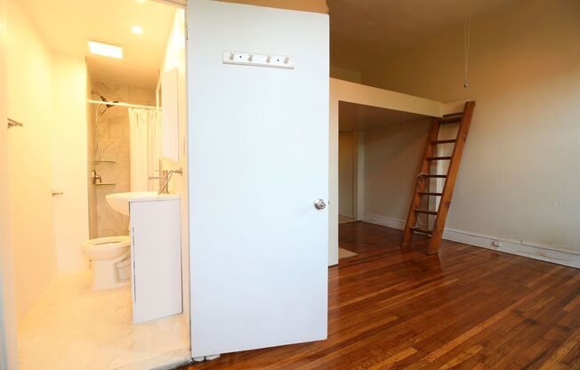 Bright Studio w/ Sleeping Loft!*Available August*
