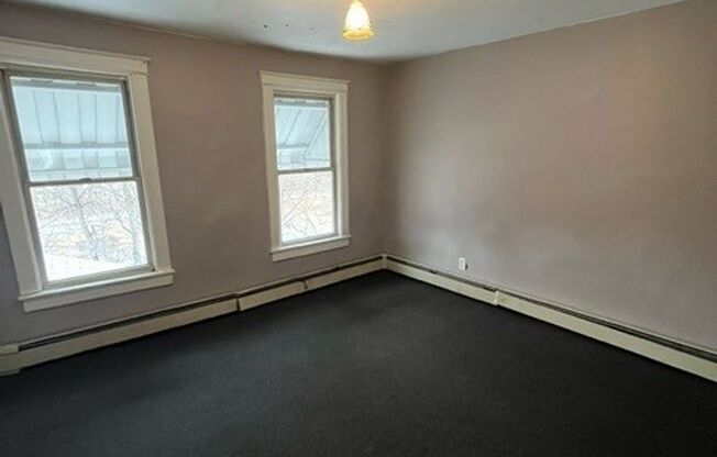 3 beds, 1 bath, $1,100