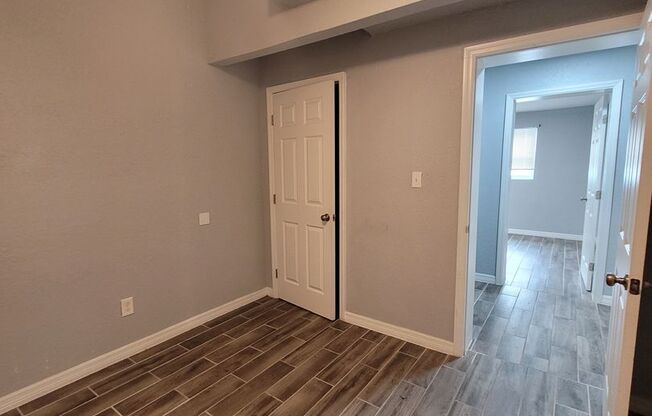 2 beds, 1 bath, 700 sqft, $1,200