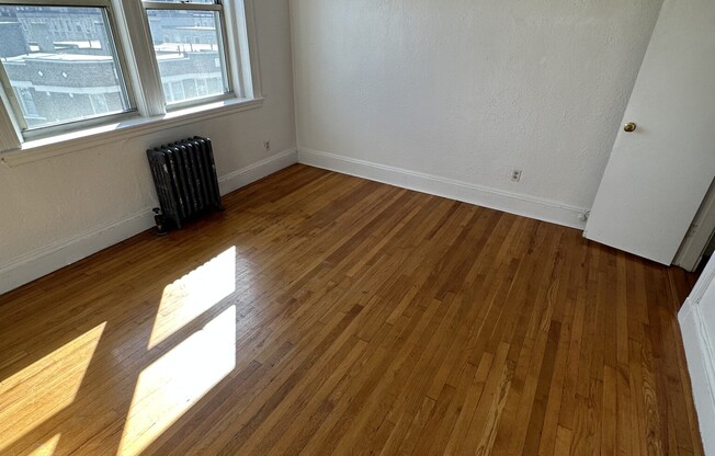 2 beds, 1 bath, $3,100, Unit 18