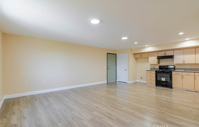 1466 TAMARIND AVE