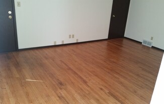 2 beds, 1 bath, $915, Unit 33-2