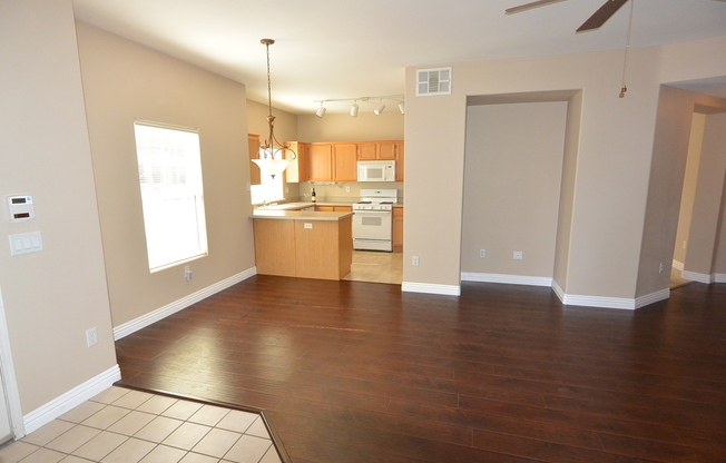 1st Flr Condo 2 Bed W/Den - Gated Community In NW