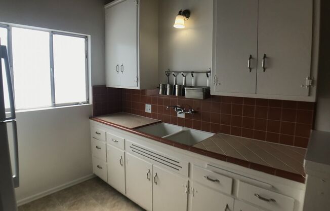 1 bed, 1 bath, 700 sqft, $2,695