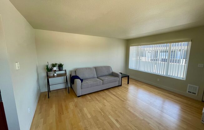 Modern Elegance with Bay Views: Charming 1 Bed, 1 Bath in Tacoma, WA