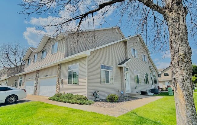 Spacious 3bed Townhome in Coon Rapids.  FINISHED BASEMENT