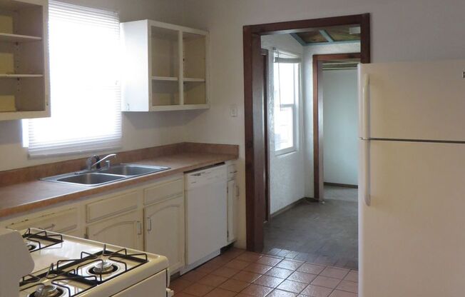 4 Br, 2 Ba  Great Nob Hill Location, Two living areas.  Nice Hardwood, Near UNMH.