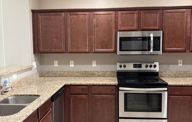 **GREAT 4 BEDROOM/2 BATHROOM HOME IN GLENDALE (GLENDALE & 75TH)**