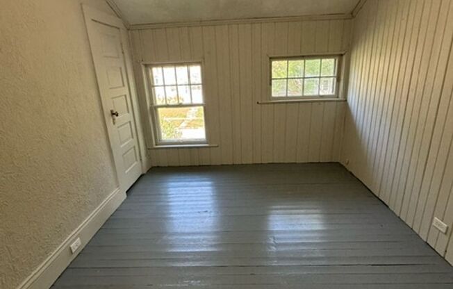 3 beds, 1 bath, $990