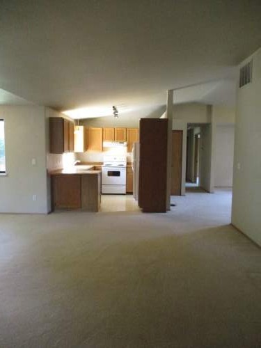 2 beds, 1 bath, $2,200