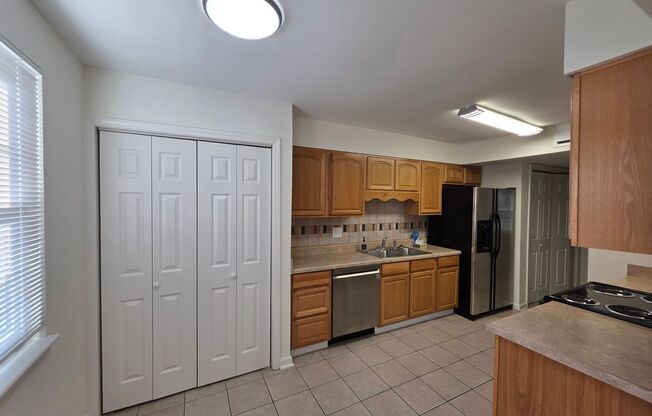 Beautiful Bellevue Townhome | 4 Bedrooms, 2 Living Areas, Pool, Tennis Clubhouse
