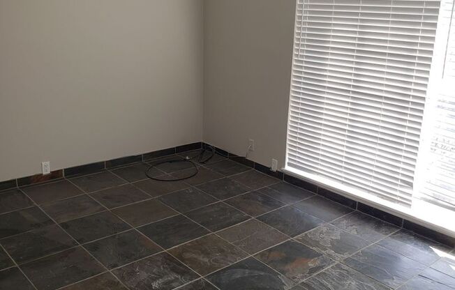 2 beds, 1 bath, $1,395, Unit 20