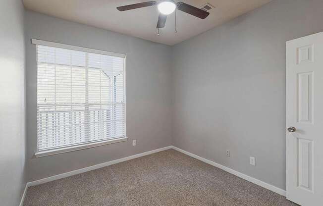 2 beds, 1 bath, 912 sqft, $1,516