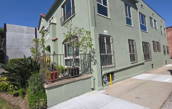 Boutique Apartment building in the mid-Wilshire