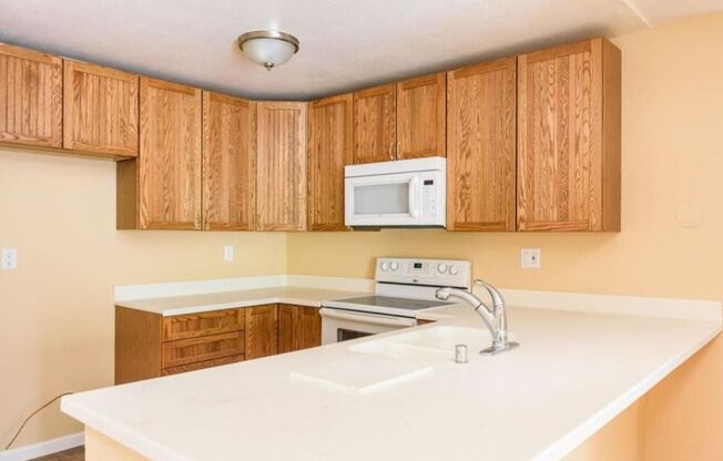 Spacious and Comfortable Condo -  A/C - Central Location - Great Amenities - Natural Light