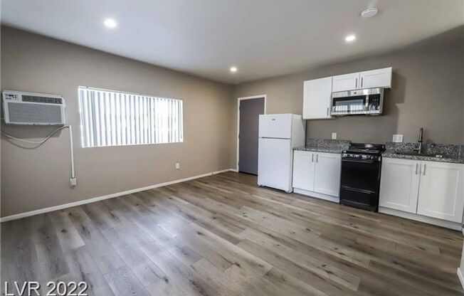 1 bed, 1 bath, $1,000, Unit #21